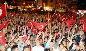 Fetullahçı Terör Örgütü'nün (FETÖ) darbe girişiminin ardından Erzurum'da demokrasi nöbetini sürdüren vatandaşlar, 3 ay süreyle olağanüstü hal (OHAL) ilan edilmesine destek verdi. ( Yunus Hocaoğlu - Anadolu Ajansı )
