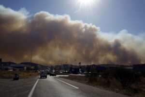 4981085_6_f41d_une-vue-impressionnante-de-l-incendie-au-nord_dffb2951ac2af89f6eeca602d3cc3652