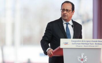 Hollande konuşurken polisin silahı ateş aldı