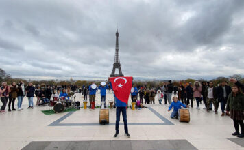 Türk müzik grubu Paris’i coşturdu