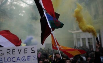 Fransa’da hükümetten geri adım! Emeklilikte 64 yaşından vazgeçildi