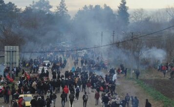 Yunanistan kapısına dayanan mültecilere saldırıyor