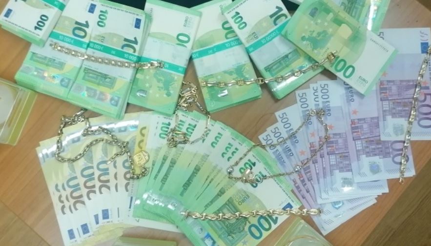 Sırbistan Gümrük memurlar bu kez 137 bin Euro ve 250 gram altına el koydu!