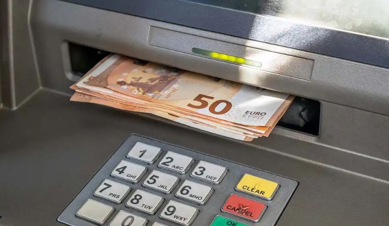 Bankasındaki güvenlik açığını fark eden genç, ATM&#8217;den 90 bin Euro çekti!