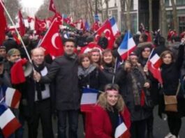 Avrupa’da Türk Çocukları Türkçeyi Unutuyor: Evde Türkçe Konuşun! Fransa’da Yaşayan Türklerin 3’te 2’si Fransız Oldu