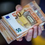 Fransa’da Aylık 4 Bin 300 Euro Geliri Olan “Zengin” Sayılıyor Fransa’da Aylık 4 Bin 300 Euro Geliri Olanlar “Zengin” Sayılıyor