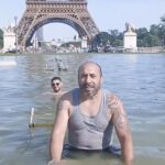Eyfel Kulesi’nin Önündeki Süs Havuzunda Yüzen Türkler Gündem Oldu