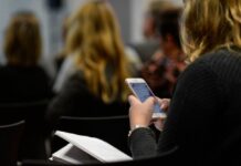 Fransa’da Liselerde Cep Telefonu Yasağı 1 Eylül’de Başlayacak Fransa’da Liselerde Cep Telefonu Yasağı 1 Eylül'de Başlayacak