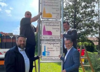 Almanya’da Bir İlk: Şehir Tabelalarına Cuma Namazı Saati Eklendi